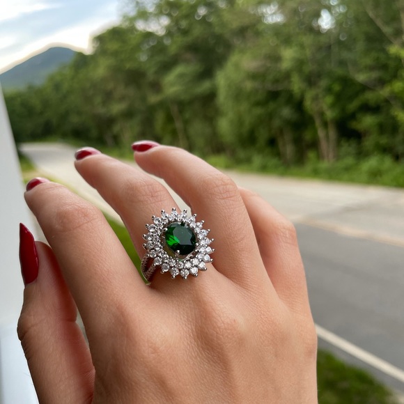 Gorgeous Green Emerald & Diamond s925 Ring - Picture 2 of 3